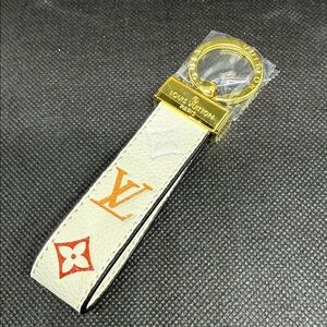 ✅ PRICE IS FIRM ✅ Fashion White and Gold Key Holder